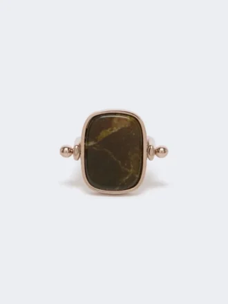 Anillo de metal y resina, marrón oscuro
