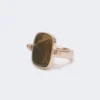 Anillo de metal y resina, marrón oscuro Anillo de metal y resina, marrón oscuro