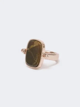 Anillo de metal y resina, marrón oscuro