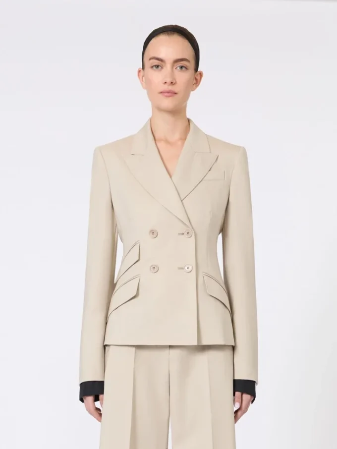 Blazer cruzado de lana, mohair y seda, color arena Blazer cruzado de lana, mohair y seda, color arena