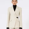 Blazer cruzado de sarga de lino, color arena Blazer cruzado de sarga de lino, color arena