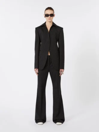Blazer de gabardina elástica de corte entallado, negro