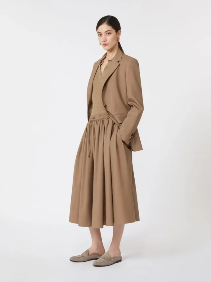 Falda midi de tejido de lana, color avellana Falda midi de tejido de lana, color avellana