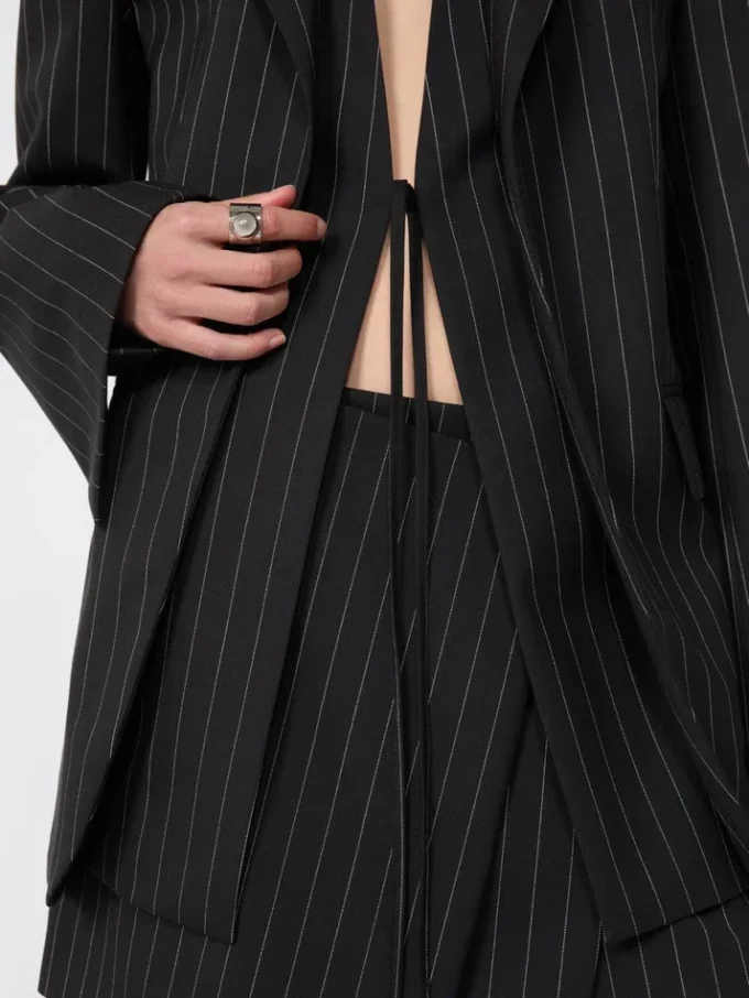 Blazer entallado de gabardina a rayas, negro Blazer entallado de gabardina a rayas, negro