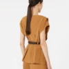 Blusa de cady con volantes, color caramelo Blusa de cady con volantes, color caramelo