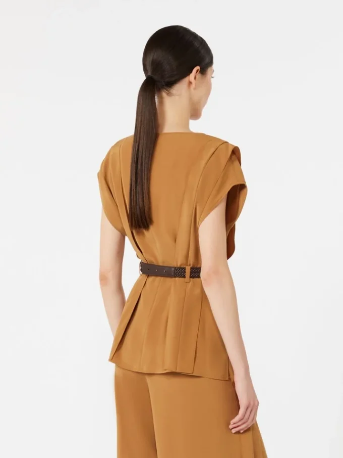Blusa de cady con volantes, color caramelo Blusa de cady con volantes, color caramelo