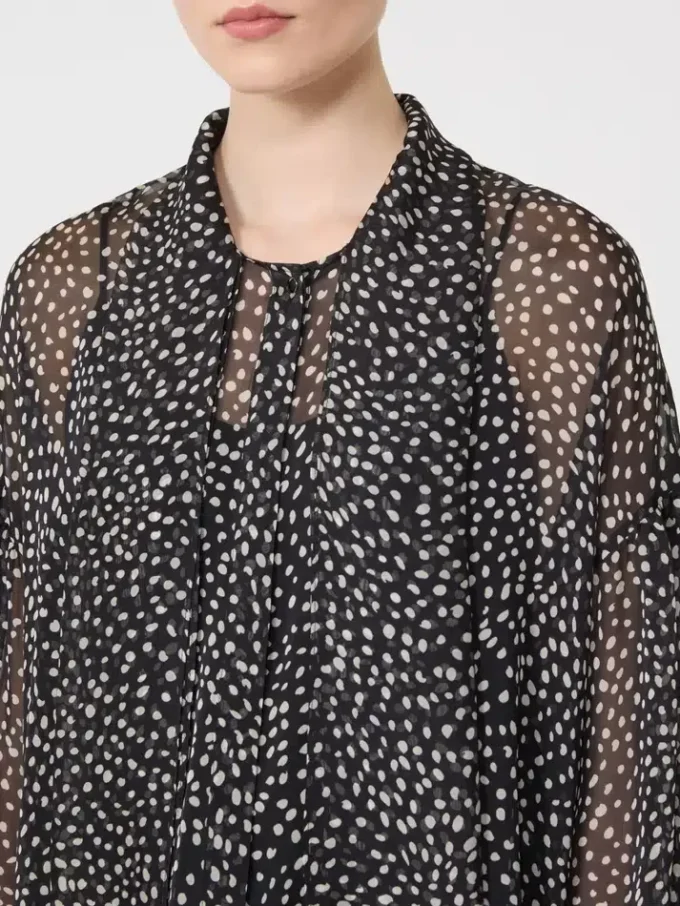 Blusa de gasa estampada, negra