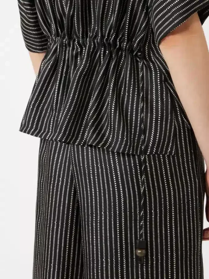 Blusa de seda estampada, negro y blanco Blusa de seda estampada, negro y blanco
