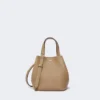 Bolso Archetipo extrapequeño de piel, color barro Bolso Archetipo extrapequeño de piel, color barro