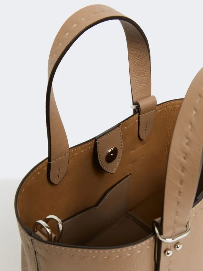 Bolso Archetipo extrapequeño de piel, color barro Bolso Archetipo extrapequeño de piel, color barro