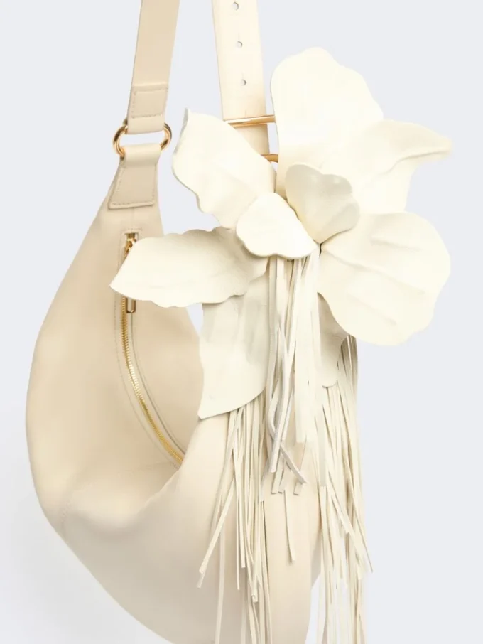 Bolso hobo de piel napa, color vainilla Bolso hobo de piel napa, color vainilla