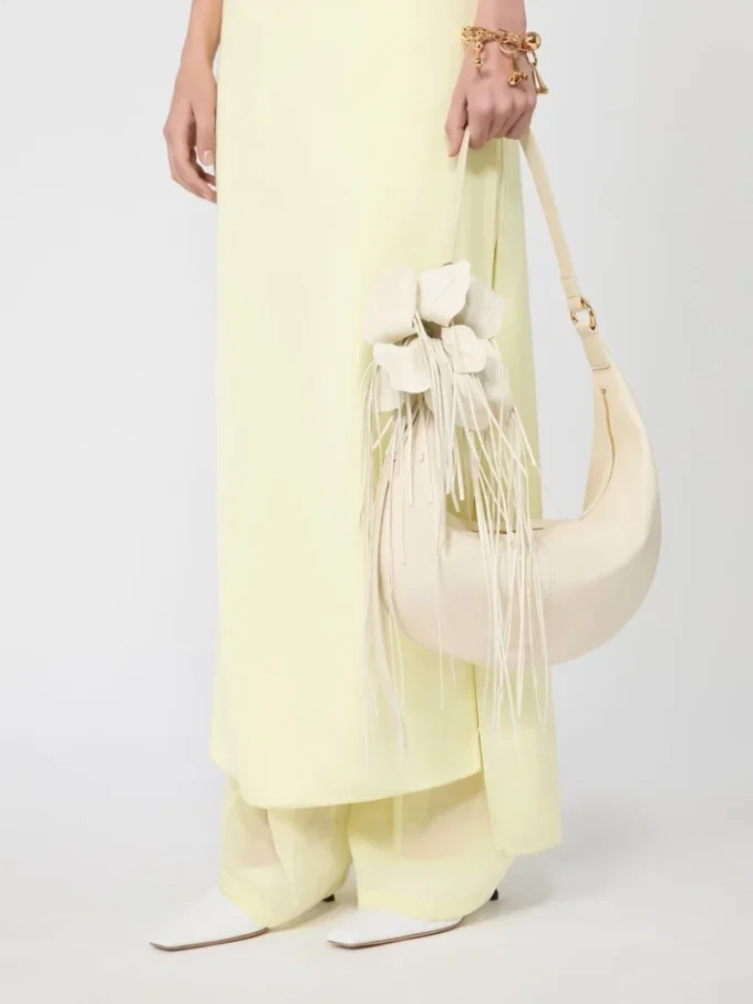 Bolso hobo de piel napa, color vainilla Bolso hobo de piel napa, color vainilla