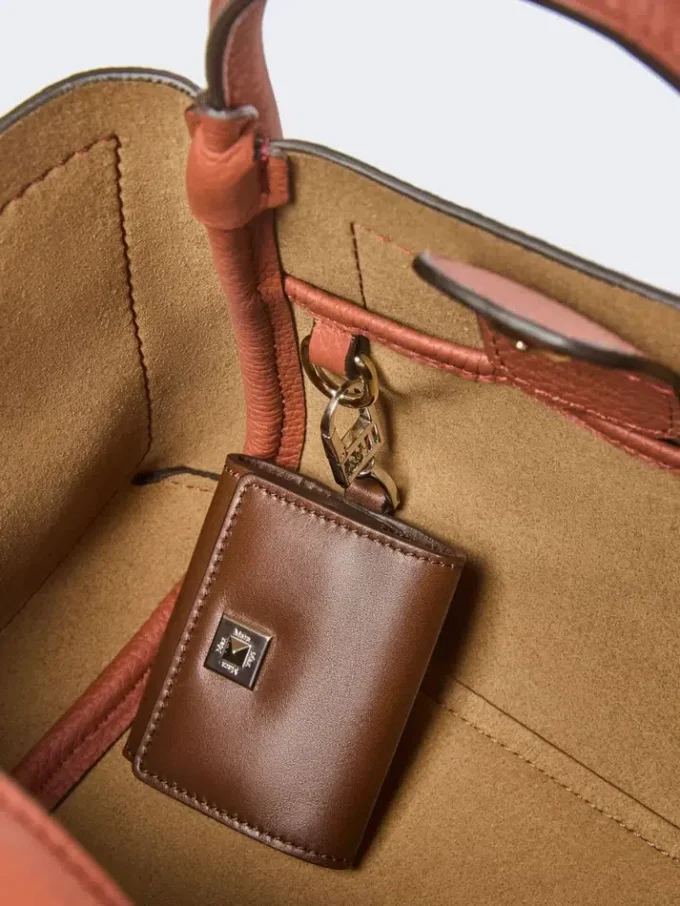 Bolso marino de piel extrapequeño, color óxido Bolso marino de piel extrapequeño, color óxido