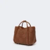 Bolso marino extrapequeño con tejido trenzado en forma de rombos, color marrón ámbar Bolso marino extrapequeño con tejido trenzado en forma de rombos, color marrón ámbar