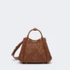 Bolso marino extrapequeño con tejido trenzado en forma de rombos, color marrón ámbar Bolso marino extrapequeño con tejido trenzado en forma de rombos, color marrón ámbar