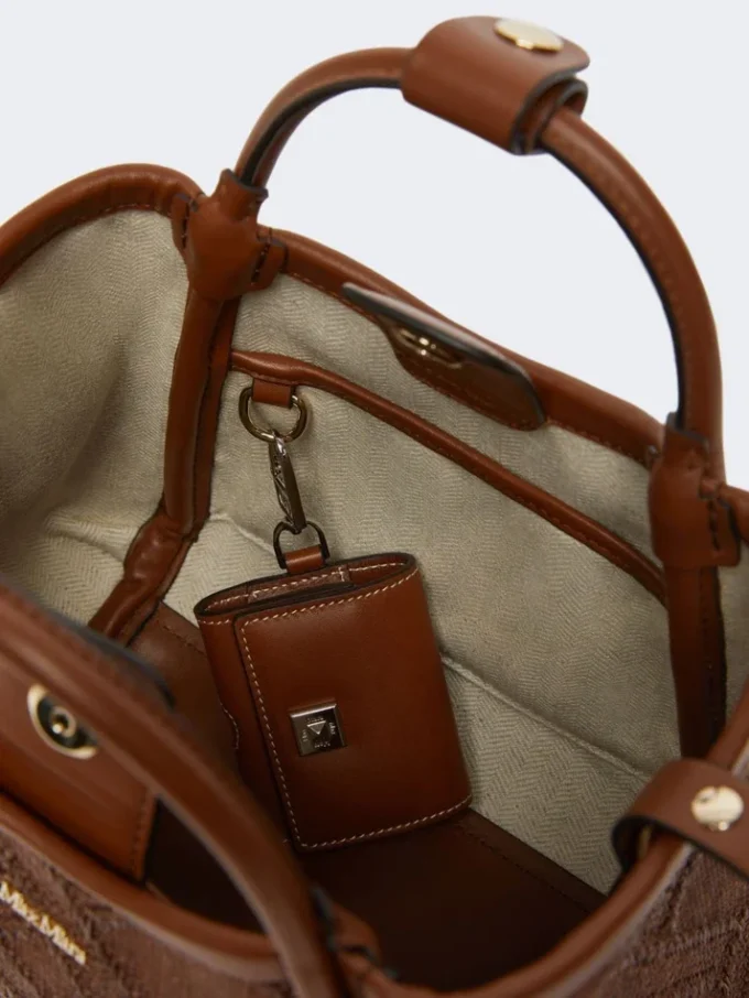 Bolso marino extrapequeño con tejido trenzado en forma de rombos, color marrón ámbar Bolso marino extrapequeño con tejido trenzado en forma de rombos, color marrón ámbar