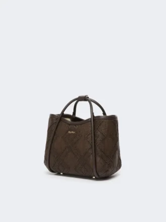 Bolso marino extrapequeño con tejido trenzado en forma de rombos, marrón oscuro