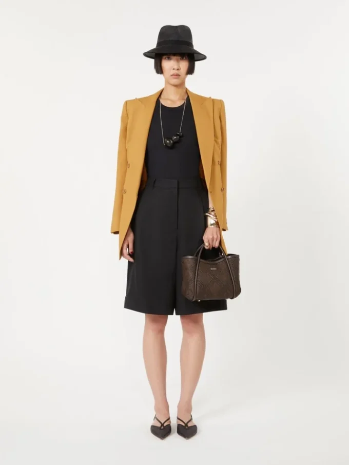 Bolso marino extrapequeño con tejido trenzado en forma de rombos, marrón oscuro Bolso marino extrapequeño con tejido trenzado en forma de rombos, marrón oscuro