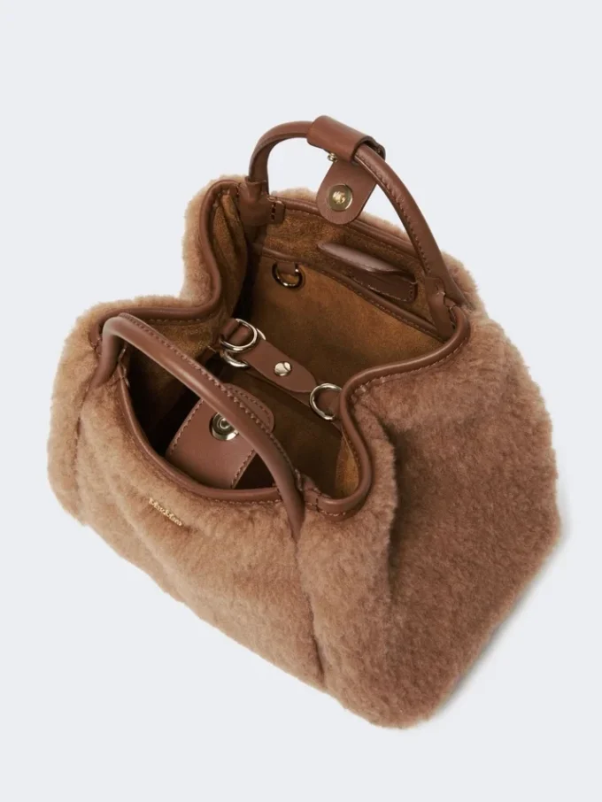 Bolso marino extrapequeño de tejido teddy, color camel Bolso marino extrapequeño de tejido teddy, color camel