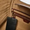 Bolso marino pequeño de piel con estampado de cocodrilo, marrón Bolso marino pequeño de piel con estampado de cocodrilo, marrón