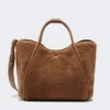 Bolso mediano de color camel en tejido teddy Bolso mediano de color camel en tejido teddy