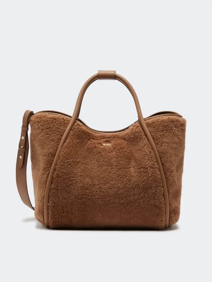 Bolso mediano de color camel en tejido teddy Bolso mediano de color camel en tejido teddy