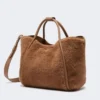 Bolso mediano de color camel en tejido teddy Bolso mediano de color camel en tejido teddy