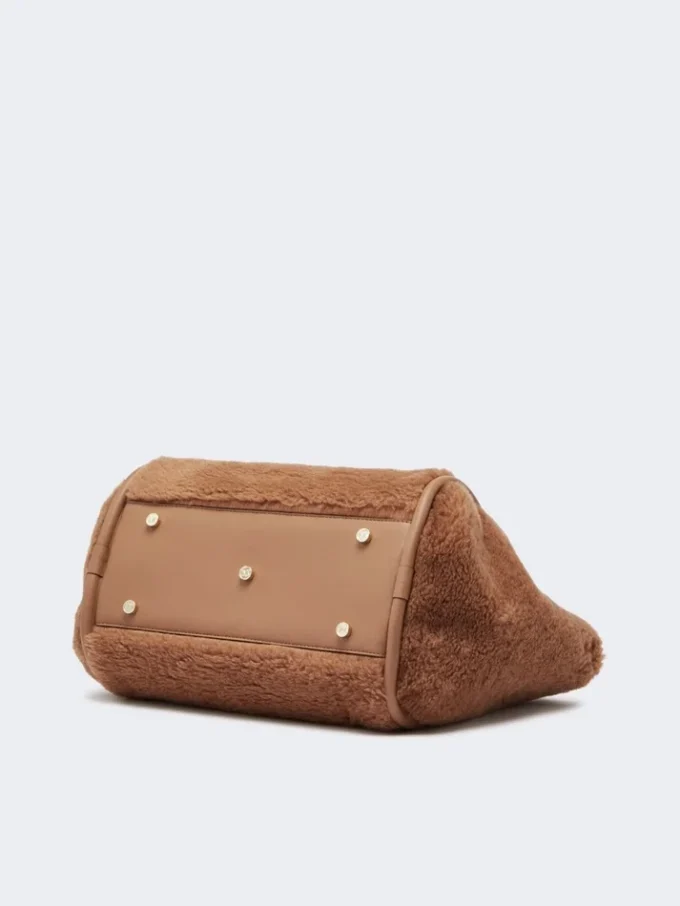 Bolso mediano de color camel en tejido teddy Bolso mediano de color camel en tejido teddy