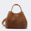 Bolso mediano de color camel en tejido teddy Bolso mediano de color camel en tejido teddy