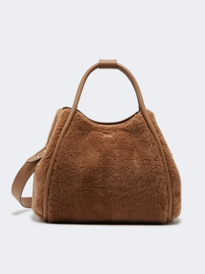 Bolso mediano de color camel en tejido teddy Bolso mediano de color camel en tejido teddy
