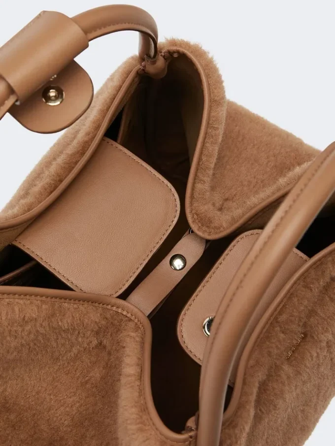 Bolso mediano de color camel en tejido teddy Bolso mediano de color camel en tejido teddy