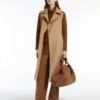 Bolso mediano de color camel en tejido teddy Bolso mediano de color camel en tejido teddy