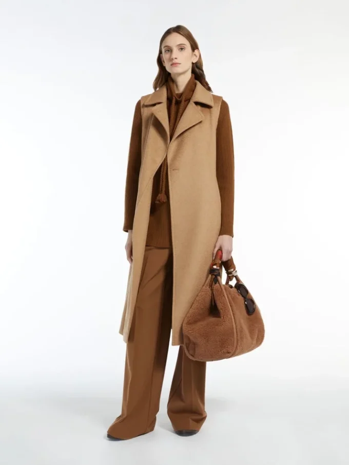 Bolso mediano de color camel en tejido teddy Bolso mediano de color camel en tejido teddy