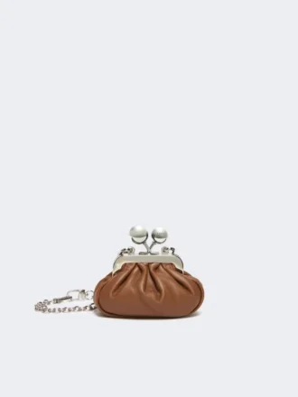 Bolso Nano Pasticcino de piel de oveja napa, color tabaco