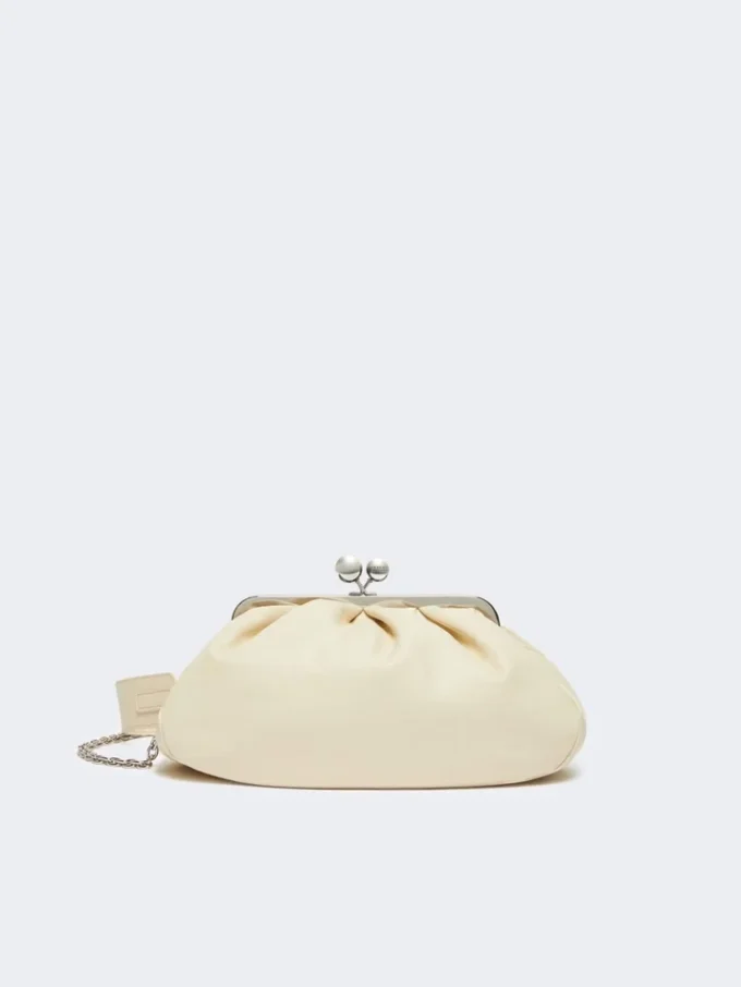 Bolso Pasticcino mediano de piel de oveja, color marfil Bolso Pasticcino mediano de piel de oveja, color marfil