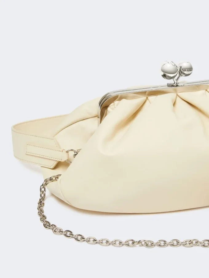 Bolso Pasticcino mediano de piel de oveja, color marfil Bolso Pasticcino mediano de piel de oveja, color marfil