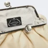 Bolso Pasticcino mediano de piel de oveja, color marfil Bolso Pasticcino mediano de piel de oveja, color marfil