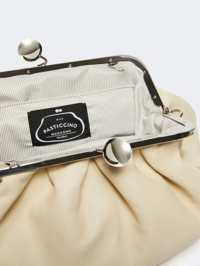 Bolso Pasticcino mediano de piel de oveja, color marfil Bolso Pasticcino mediano de piel de oveja, color marfil