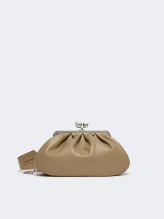 Bolso Pasticcino mediano de piel de oveja, color paloma