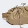 Bolso Pasticcino mediano de piel de oveja, color paloma Bolso Pasticcino mediano de piel de oveja, color paloma