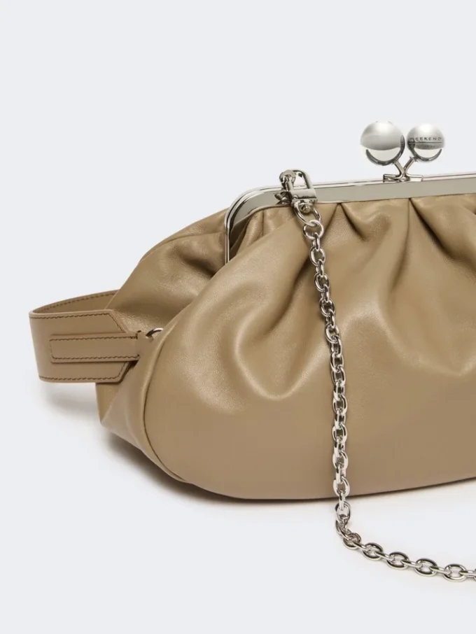 Bolso Pasticcino mediano de piel de oveja, color paloma Bolso Pasticcino mediano de piel de oveja, color paloma