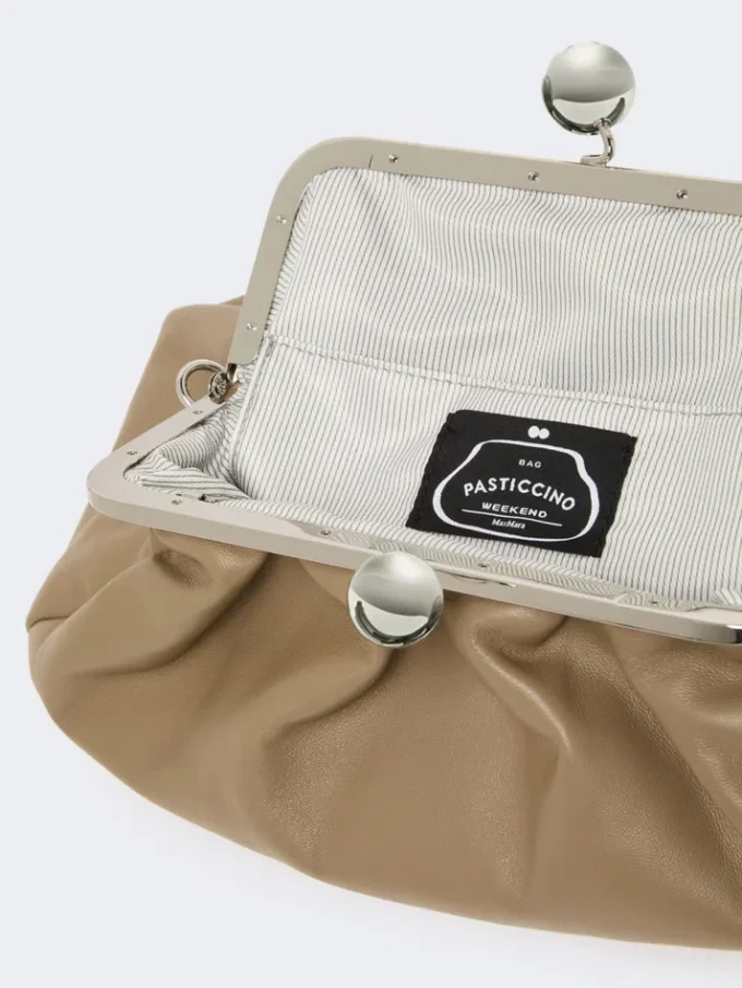 Bolso Pasticcino mediano de piel de oveja, color paloma Bolso Pasticcino mediano de piel de oveja, color paloma