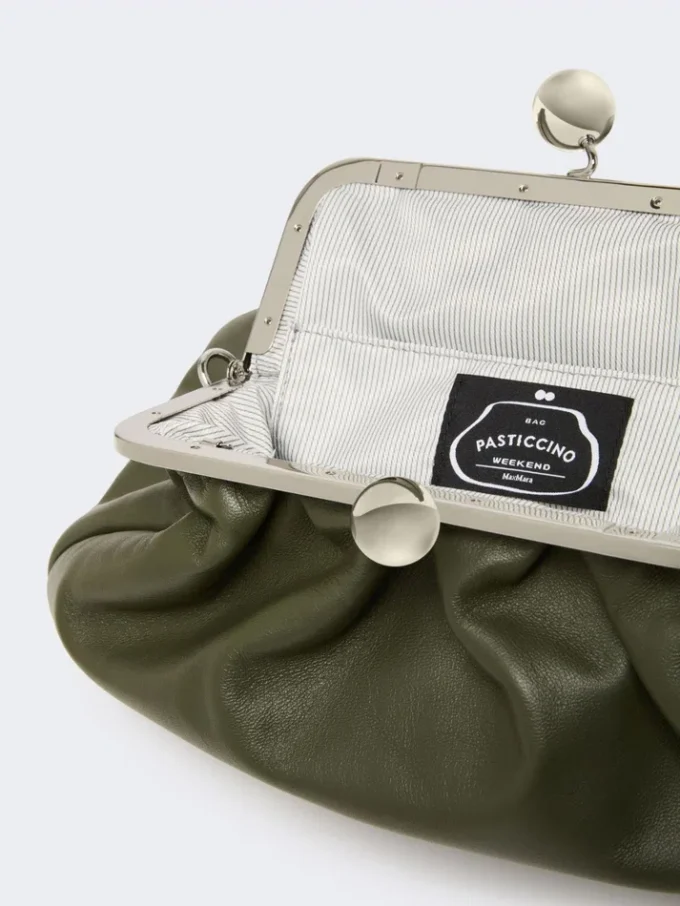 Bolso Pasticcino mediano de piel de oveja, verde oscuro Bolso Pasticcino mediano de piel de oveja, verde oscuro