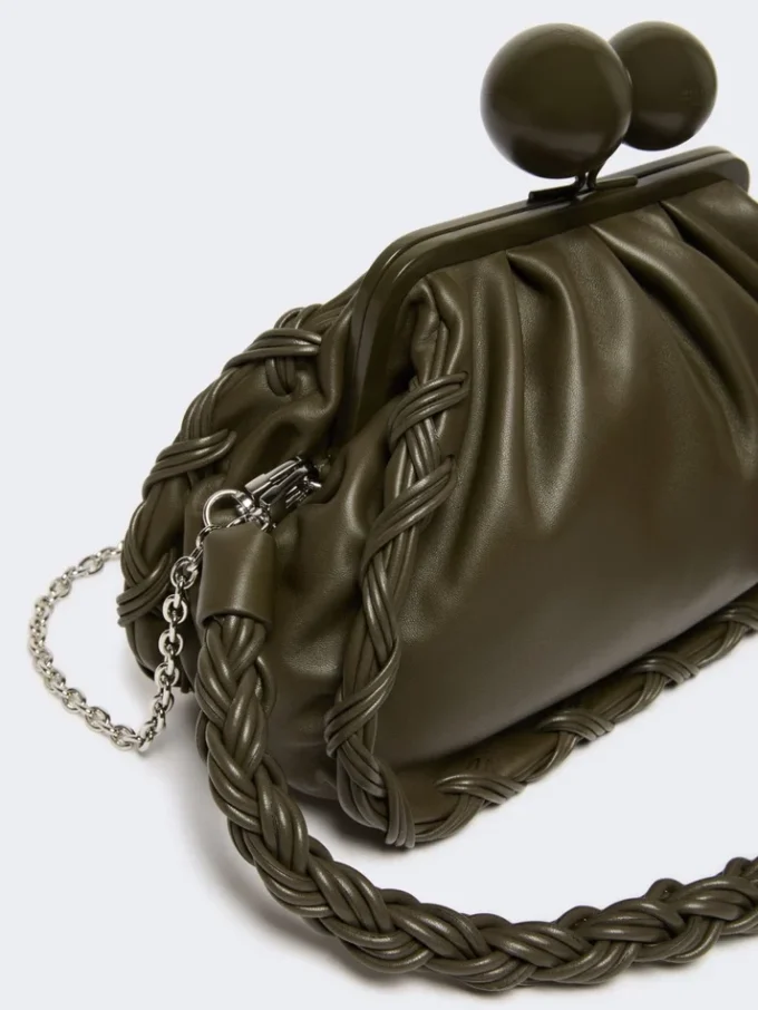 Bolso Pasticcino mediano de piel napa, color caqui Bolso Pasticcino mediano de piel napa, color caqui