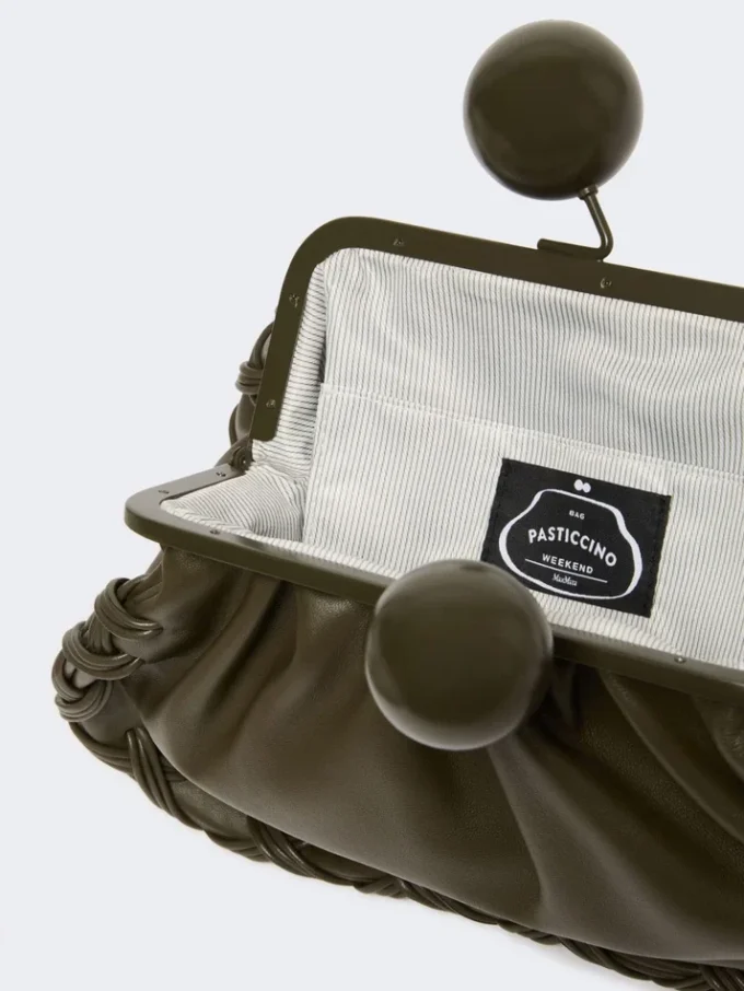 Bolso Pasticcino mediano de piel napa, color caqui Bolso Pasticcino mediano de piel napa, color caqui