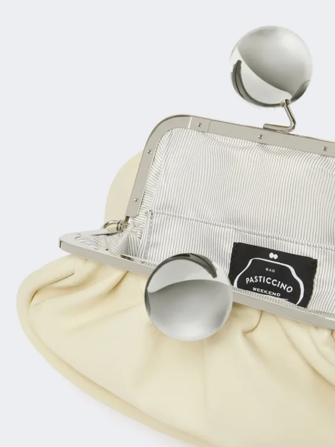 Bolso Pasticcino mediano en piel napa brillante, color marfil