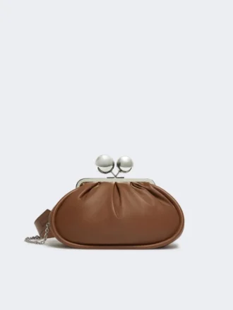 Bolso Pasticcino mediano en piel napa brillante, color tabaco Bolso Pasticcino mediano en piel napa brillante, color tabaco