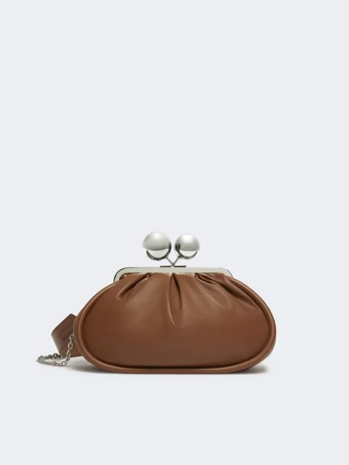 Bolso Pasticcino mediano en piel napa brillante, color tabaco