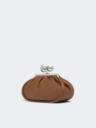 Bolso Pasticcino mediano en piel napa brillante, color tabaco Bolso Pasticcino mediano en piel napa brillante, color tabaco