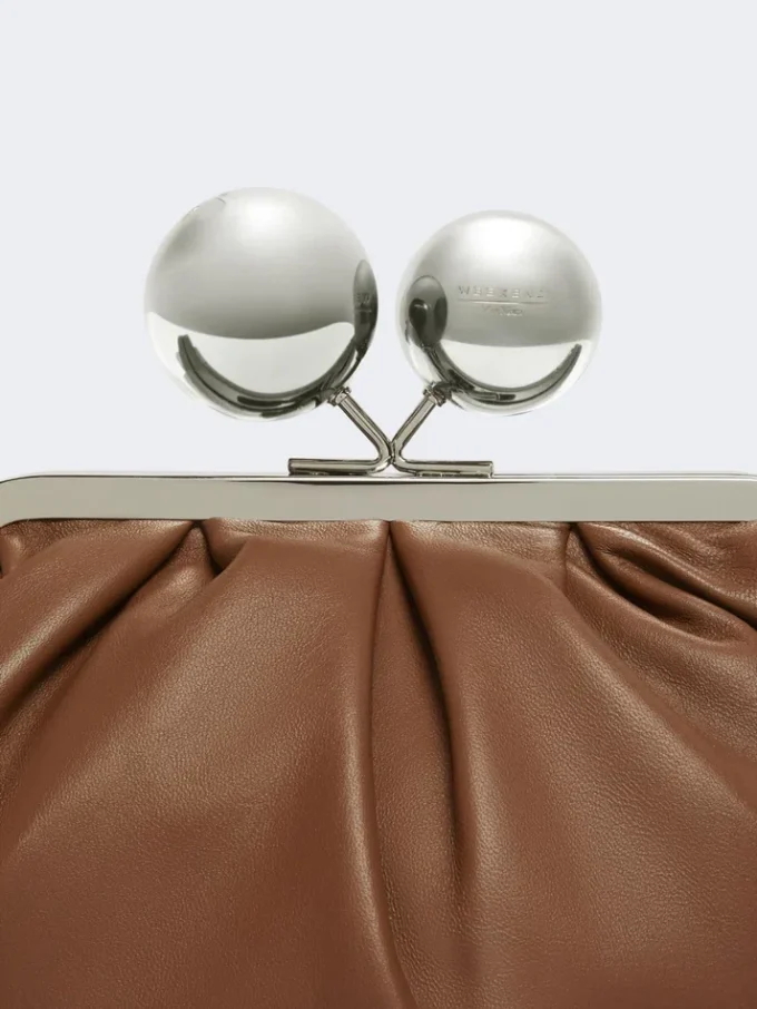 Bolso Pasticcino mediano en piel napa brillante, color tabaco
